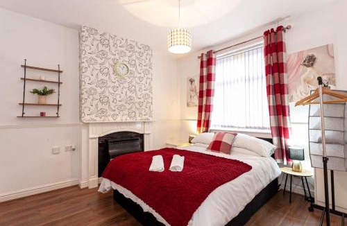 Burslem House | Fabulous Stay - 4 Bedroom House, sleeps 9, ideal for Business and Contractors, Free parking