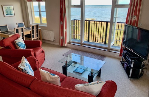 Pevensey Apartment | Fabulously Located, Stylish Beachfront Apartment with Free Private Parking