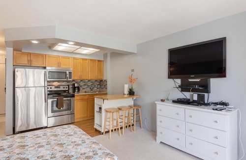 Waikiki Apartment | Fairway Villa 810 Studio - Free WIFI/Parking & AC
