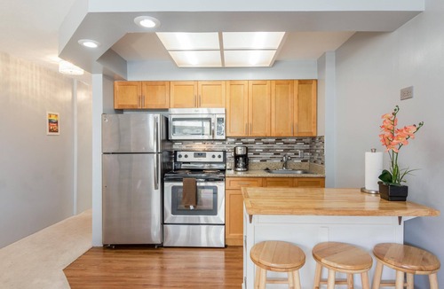 Waikiki Apartment | Fairway Villa 810 Studio - Free WIFI/Parking & AC