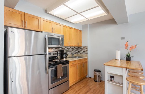 Waikiki Apartment | Fairway Villa 810 Studio - Free WIFI/Parking & AC