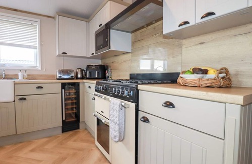 Doublebois Cottage | FAIRWAYS 4, pet friendly, with hot tub in Liskeard