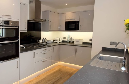 Suladale Cottage | FALLS COTTAGE, pet friendly, with hot tub in Uig