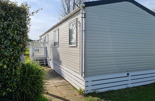 St Margaret's at Cliffe House | Family-Friendly 6-berth caravan with onsite leisure facilities.