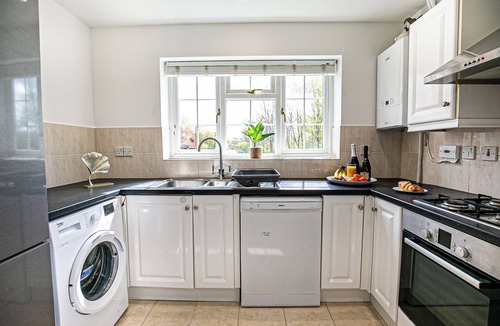 Bletchley House | Families & Contractors.Quiet parkland location close to amenities Milton Keynes