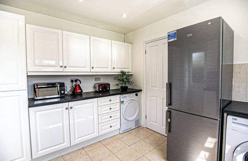 Bletchley House | Families & Contractors.Quiet parkland location close to amenities Milton Keynes