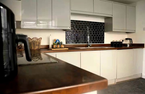 Dunstable House | Families/Contractors/Monthly stays/Parking