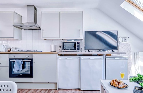 Southsea House | Family & Contractor 6Bed Southsea Home - Sleep 12