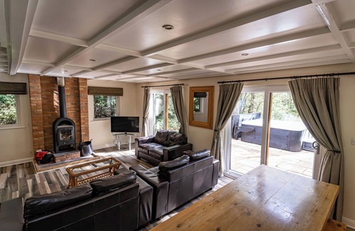Farley Cabin | Farley; woodland lodge for 8 with hot tub, log burner, BBQ, near Alton Towers.