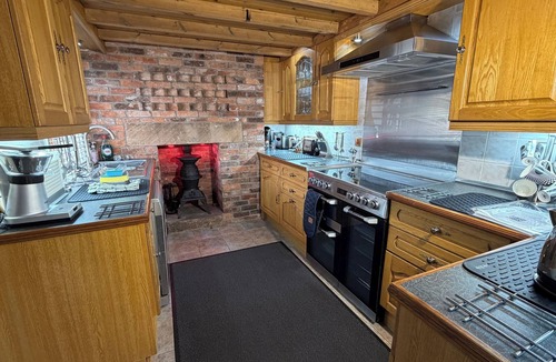 Cauldon Low Cottage | Farmhouse-Sleeps 5-Near Alton Towers/Peak Dist