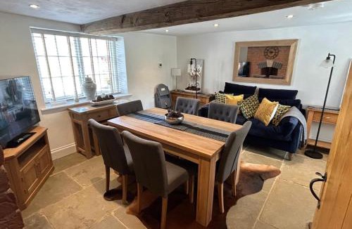 Winkhill House | Farmhouse - Sleeps 6 - Near Alton Towers Peak Dist