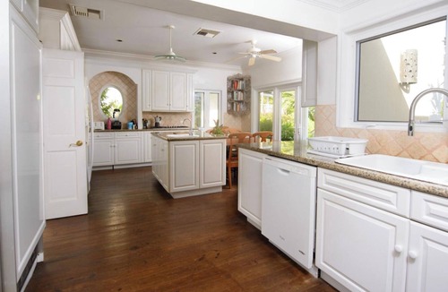 Westwind House | Farraige: Idyllic scenic beachfront 4-bedroom house with island charm