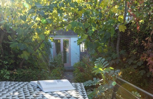 Whitstable House | Fig Tree Cottage is a cosy, two bedroom house, situated in the relaxing seaside town of Whitstable.