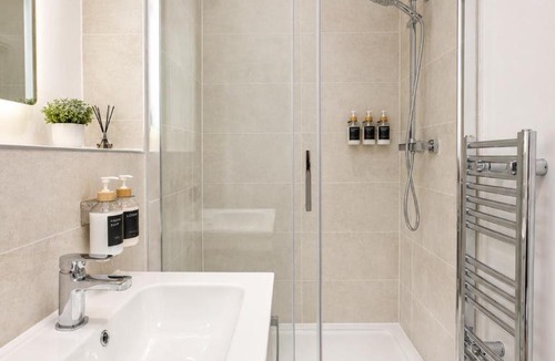 London Borough of Bromley Apartment | Flat 7 in central Bromley - underground parking