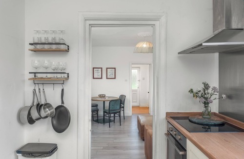 Bicester Apartment | Flat A: Buckingham Road - Modern 2-Bedroom Apartment