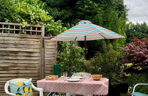Wooburn Moor Apartment | Flat Beaconsfield Bucks UK w/patio & free parking sleeps 4