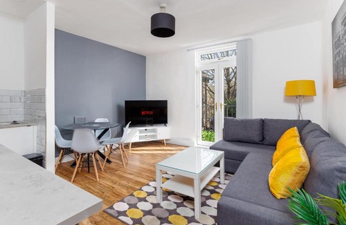 Sefton Park Apartment | FLATZY - Stylish Abode on Doorstep of Sefton Park *10 minutes to Centre*