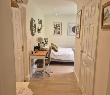Duxford Apartment | Fly By - Duxford close to IWM & Wellcome Genome Campus