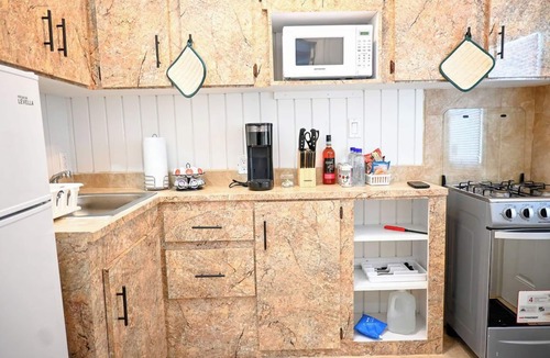 Rock Sound Apartment | Foodie & Adventure Base – Central Location