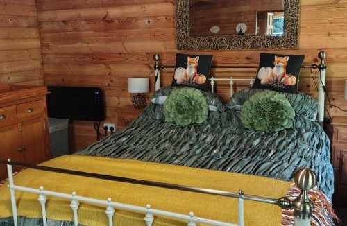 Alderholt House | Forest Cabin Retreat-Sleeps 2-Garden Wifi Trails