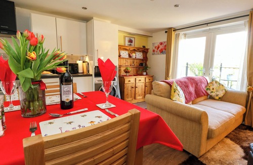 Southwell Cottage | FOUR SEASONS, pet friendly, with a garden in Easton Portland