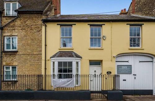 Bicester House | Fox Cottage, within 5 min walk of Bicester Village