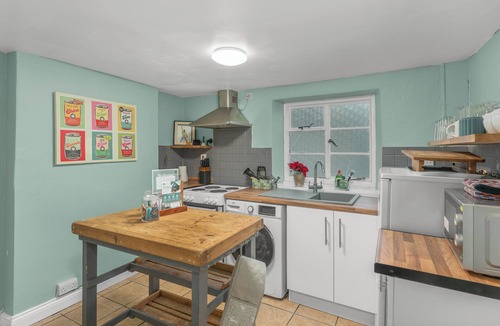 Bicester House | Fox Haven - Charming Three-Story Cottage in Bicester