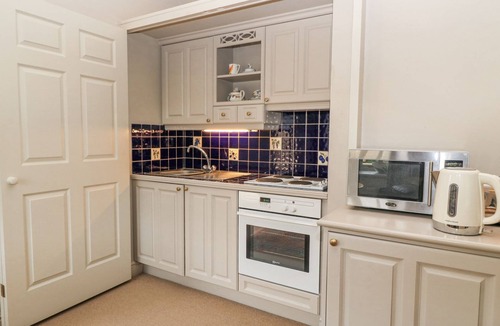 Bourton-on-the-Water Cottage | FOXHILL FARM BARN, romantic, with a garden in Bourton-On-The-Water