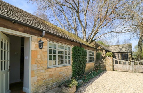 Bourton-on-the-Water Cottage | FOXHILL FARM BARN, romantic, with a garden in Bourton-On-The-Water