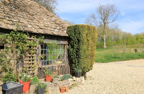 Bourton-on-the-Water Cottage | FOXHILL FARM BARN, romantic, with a garden in Bourton-On-The-Water
