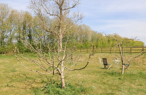 Bourton-on-the-Water Cottage | FOXHILL FARM BARN, romantic, with a garden in Bourton-On-The-Water
