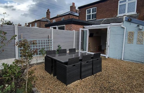 Gorleston-on-Sea House | Free parking, EV plugin, pet friendly and beach at the end of the road
