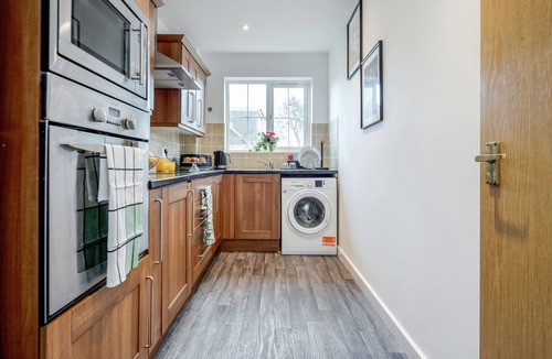 Watford Apartment | Free parking★ Gated Haven★ Stunning 2 Bed Apt ★WatfordFC/Hospital/Atria/Theater★