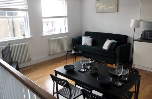 St Albans Apartment | Free Parking |St Albans City Centre |Sleeps 5