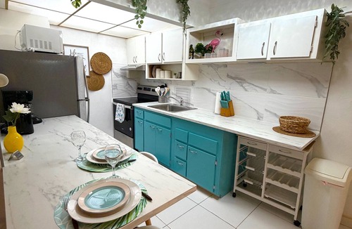 Windsor Park Condo | Fresh & Airy Ocean-View Apt in Coral Beach Condominium