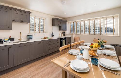 Stokenchurch House | Garsington Studios Chilterns Farm House - Pass the Keys