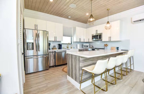 William's Town Cottage | Gateway for couples and families in beautiful tropic of cancer beach