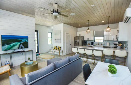 William's Town Cottage | Gateway for couples and families in beautiful tropic of cancer beach
