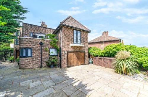 Mottingham and Chislehurst North Villa | Gatsby Villa London with Garden & Hot Tub