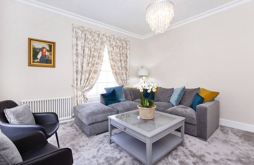 York Cottage | George street boutique apartment 2 - sleeps 6 guests in 2 bedrooms
