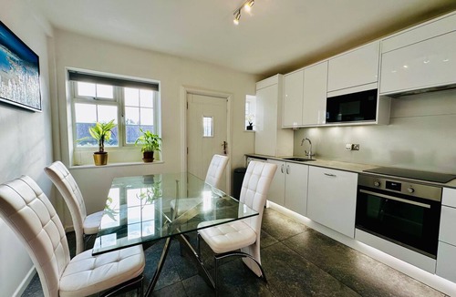 Gerrards Cross Apartment | GerrardsCross - Stay4 - Parking - PetsOK - Wembley