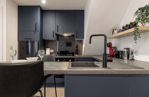 Cheltenham Apartment | Gorgeous 1 BD in Central Cheltenham