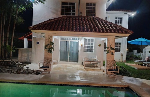 Nassau Villa | Gorgeous 4-bedroom villa with AC in vibrant Nassau