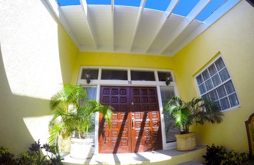 Paradise Island Villa | Gorgeous Beachfront Villa Between Ocean Club and Atlantis