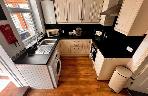Stoke-on-Trent Cottage | Gorgeous Cottage in Stoke-on-Trent's "village in the city" - Penkhull