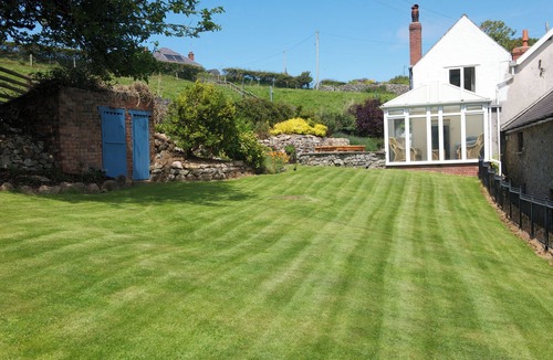 Crynant House | Gower Coastal Holiday Home in Rhossili, up to 12 Guests. Countryside Walks.