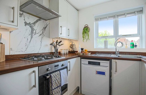 Milton Keynes House | Grace House City Centre Driveway Parking Pool Table Sky TV Fast Wifi Yoko Property