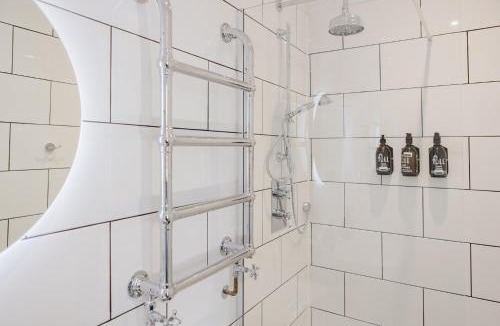 Tring Apartment | Grace's Guesthouse Suite 6 - One Bedroom Apartment