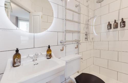 Tring Apartment | Grace's Guesthouse Suite 6 - One Bedroom Apartment