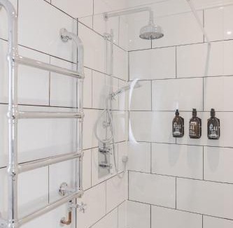 Tring Apartment | Grace's Guesthouse Suite 6 - One Bedroom Apartment